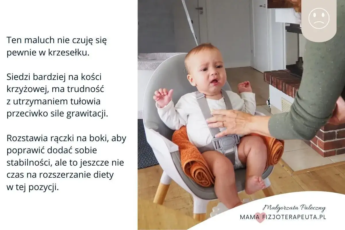 Dziecko w krzesełku ma problem z utrzymaniem tułowia, siedzi na kości krzyżowej. Rozstawia rączki, by poprawić stabilność. To jeszcze nie czas na rozszerzanie diety w tej pozycji.