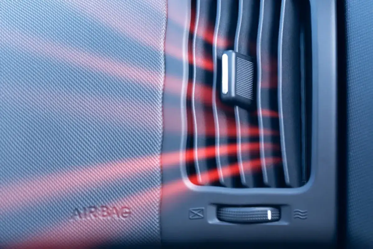 K&uuml;hler Luftstrom aus L&uuml;ftungsschlitz trotz roter Hitzeanzeige. Die auto heizung wird nicht warm.
