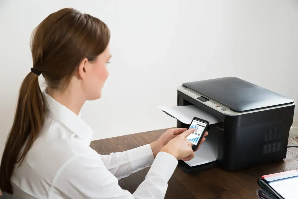 Frau verbindet Epson Drucker mit WLAN &uuml;ber ihr Smartphone.