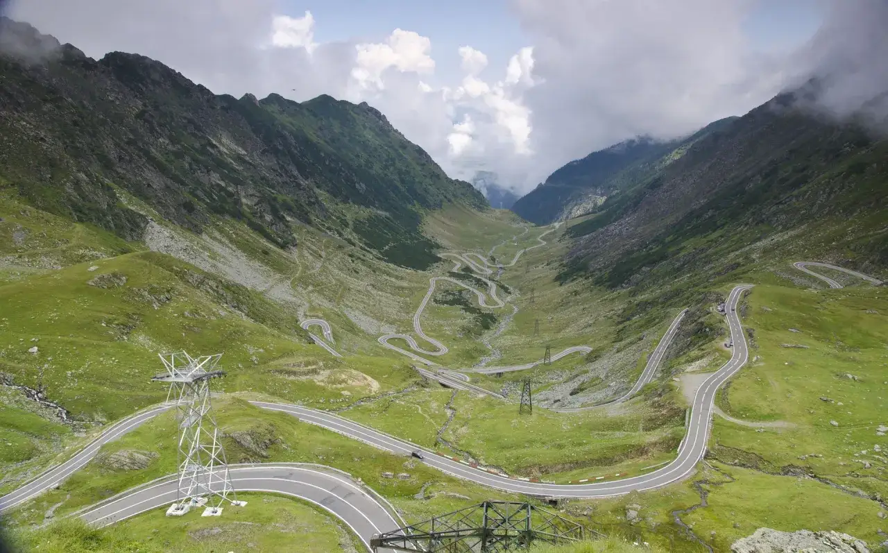 Motocyklista w rumuńskich Karpatach, widok z lotu ptaka