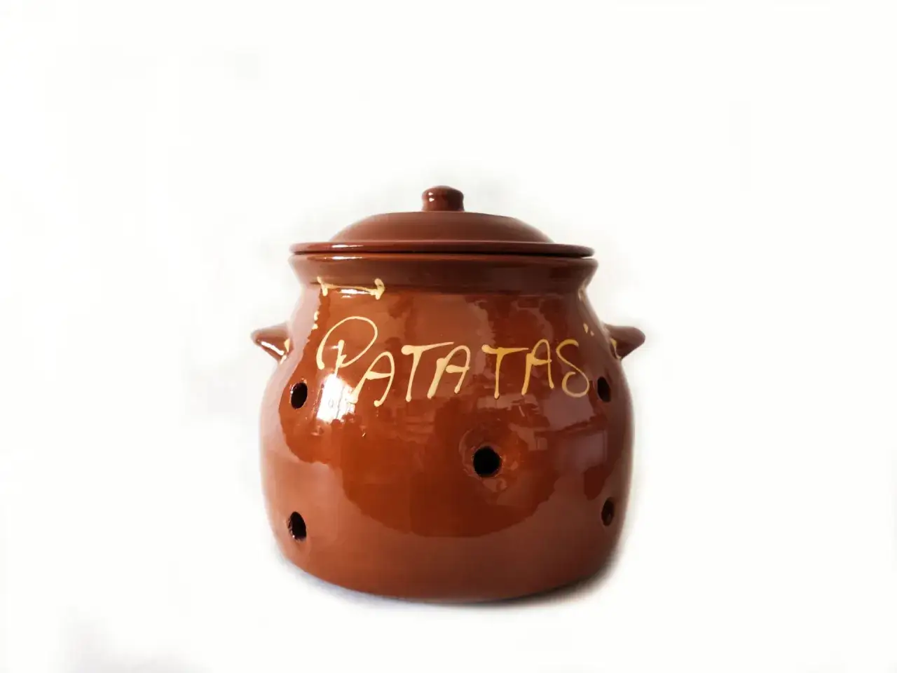 Recipiente de barro marr&oacute;n con asas y agujeros, decorado con la palabra 