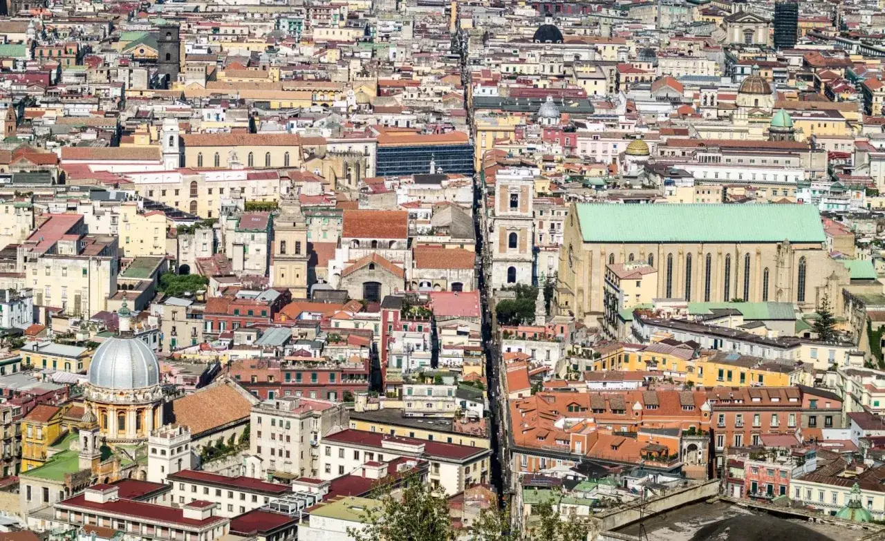 Vista aerea di Napoli, con la lunga via che attraversa il centro storico, da cui deriva il nome