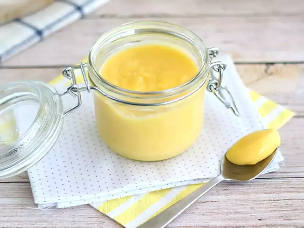 Słoik z domowym lemon curd. Idealny do deserów, ciast i tostów. Prosty przepis na pyszny krem cytrynowy.