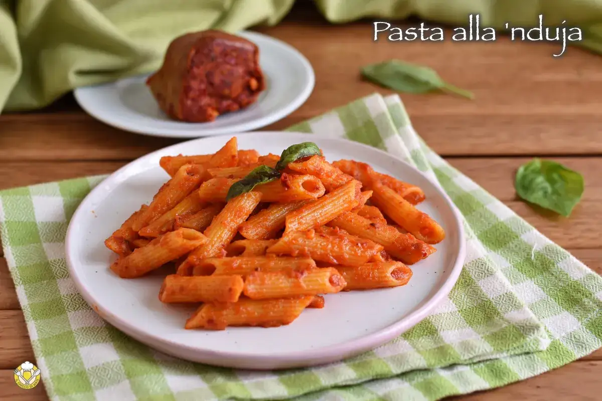 Piatto di penne al sugo rosso piccante, condite con la saporita nduja calabrese.