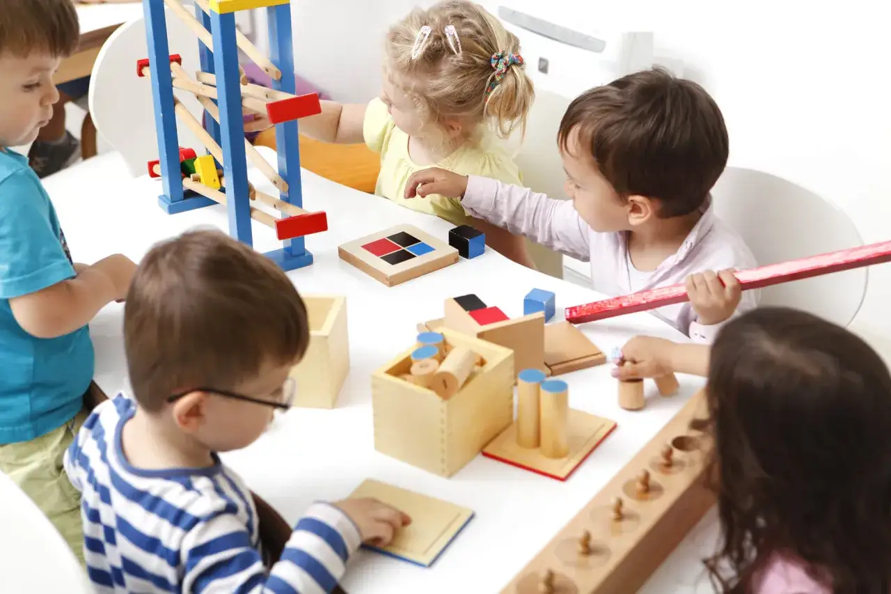 Kinder lernen mit Montessori-Materialien. Wer war Maria Montessori? Sie entwickelte diese p&auml;dagogischen Werkzeuge, um Kindern selbstst&auml;ndiges Entdecken zu erm&ouml;glichen.