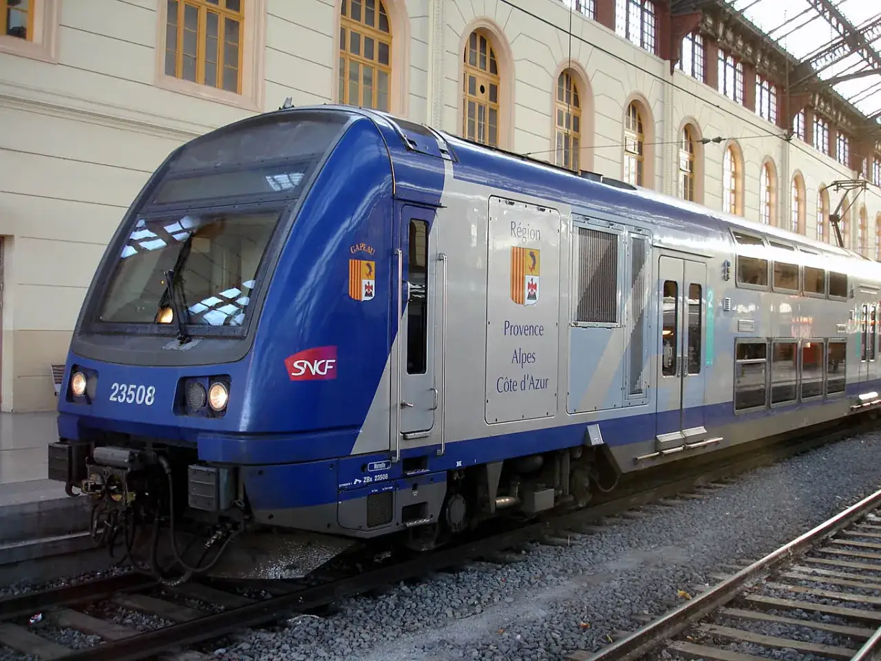 Tren de dos pisos de la SNCF en Francia, con la inscripción