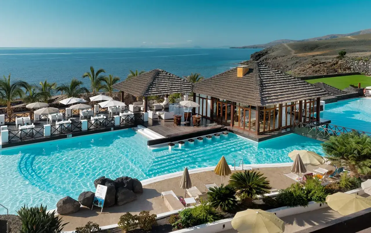 Resort con piscina infinita y vistas al mar. Ideal para encontrar vuelo+hotel todo incluido baratos y disfrutar de unas vacaciones inolvidables.