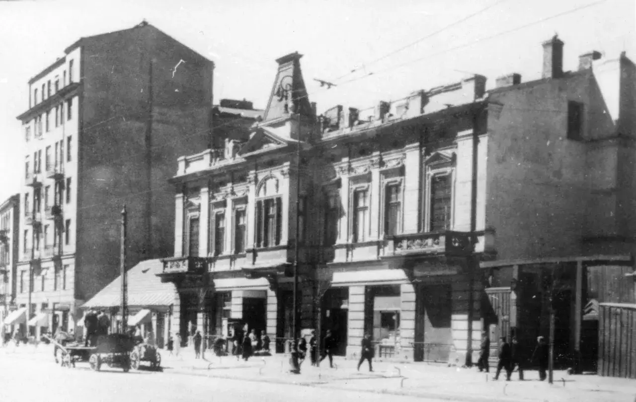 Dawny pałacyk Michla z bogatą fasadą i balkonami, na ulicy widać ludzi i wóz konny.