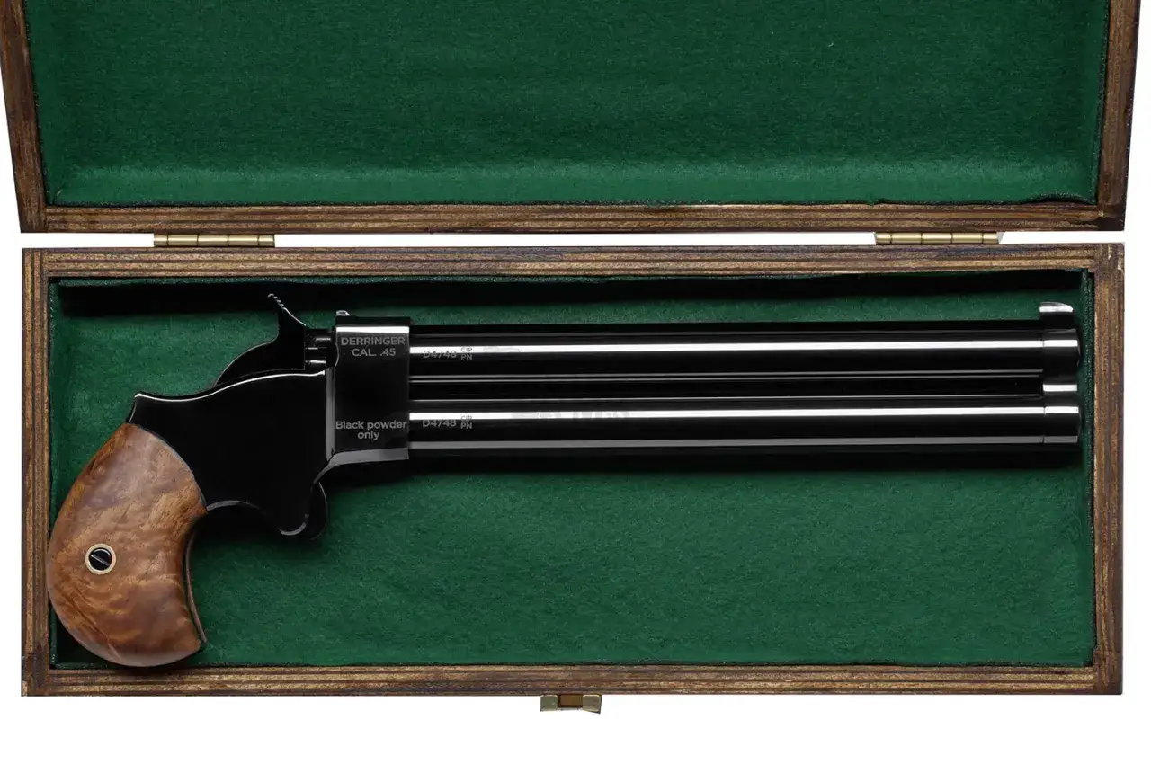 Czarny, dwulufowy pistolet derringer kal. 45 w drewnianej skrzynce. Ten great gun, przeznaczony do czarnego prochu, prezentuje się elegancko.