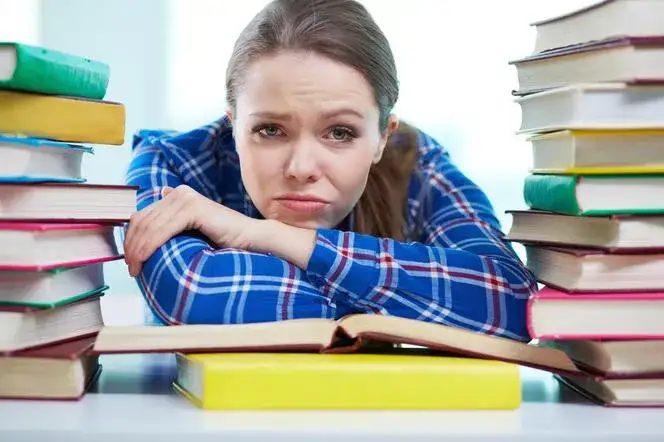 młody student uczy się i pracuje