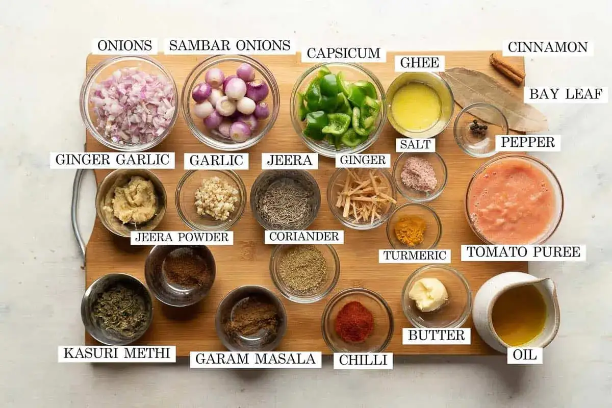 Alla ingredienser f&ouml;r en smakrik chicken karahi: hackad l&ouml;k, vitl&ouml;k, ingef&auml;ra, chili, tomatpur&eacute;, kryddor och olja.