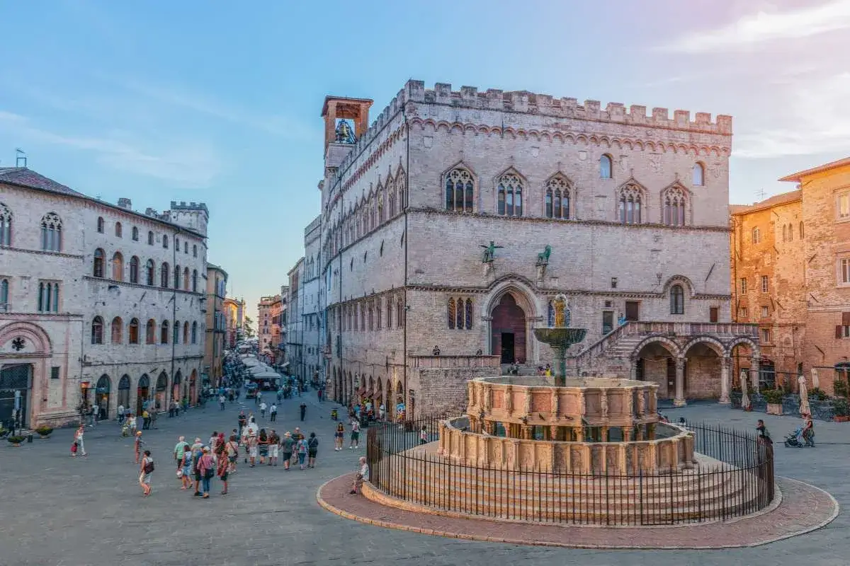Piazza IV Novembre a Perugia, con la Fontana Maggiore e il Palazzo dei Priori. Un luogo perfetto per scoprire le cose da fare a Perugia.