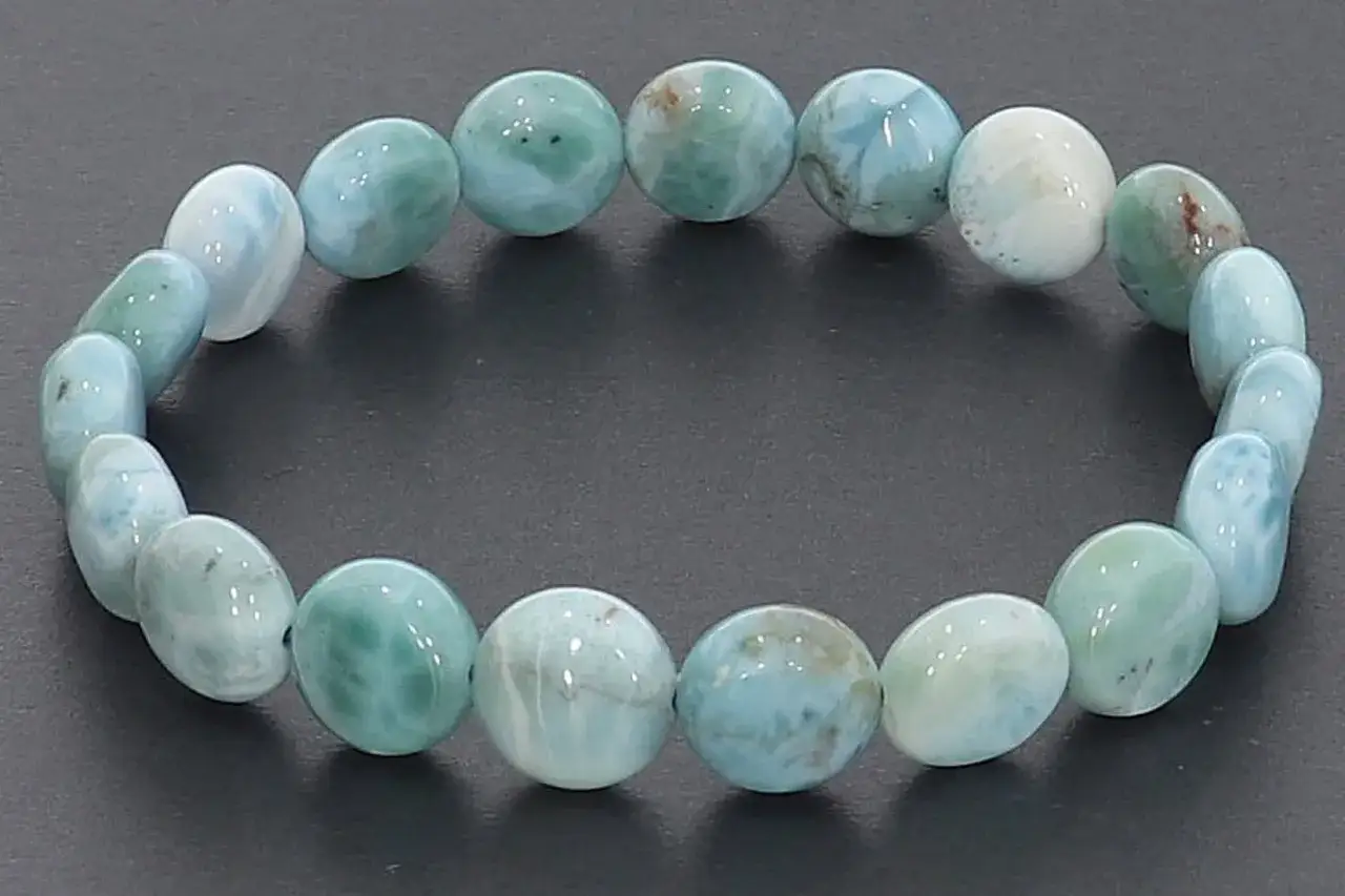 Armband aus Larimar-Steinen in Blau- und Grüntönen. Die **Larimar Wirkung** soll beruhigend und harmonisierend sein.