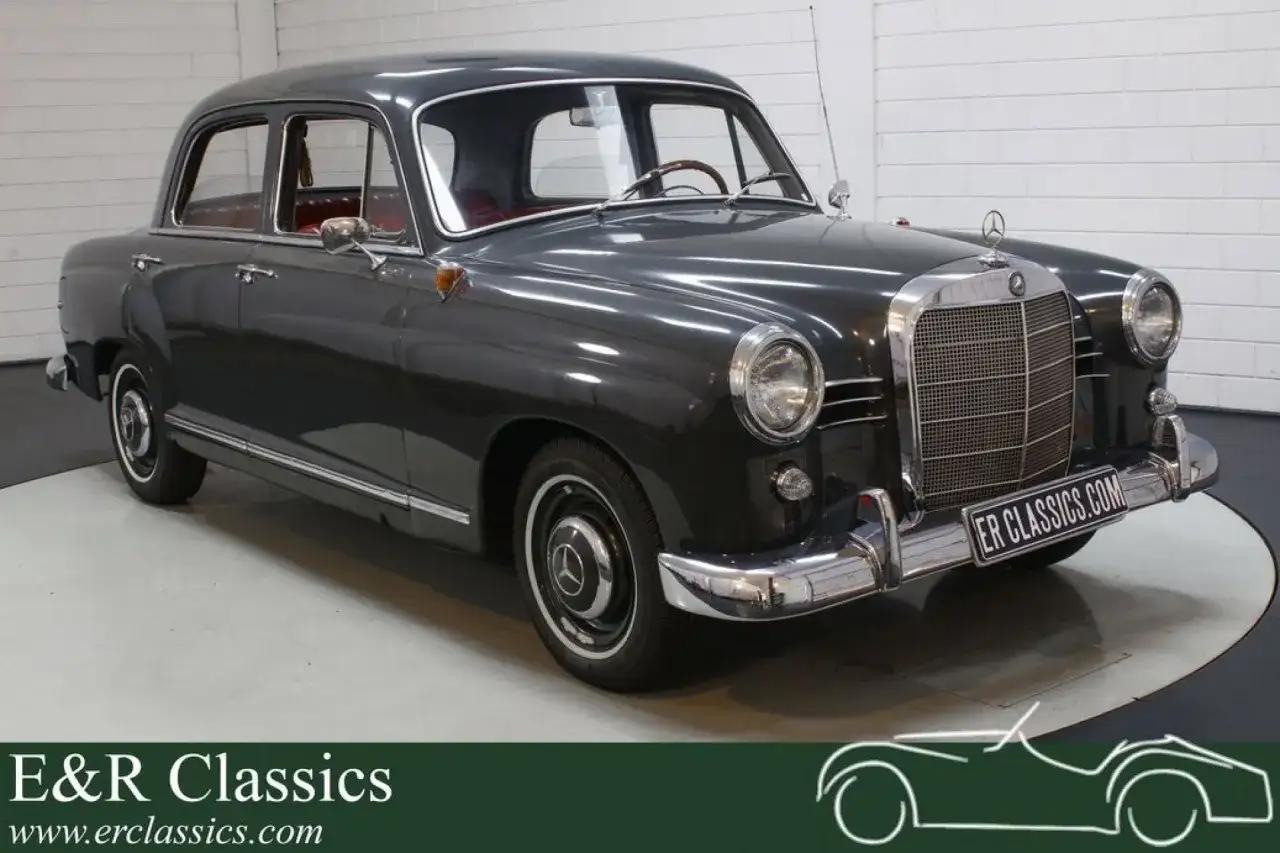 En mörkgrå Mercedes från 60-talet, en klassisk skönhet med kromdetaljer och en tidlös design.