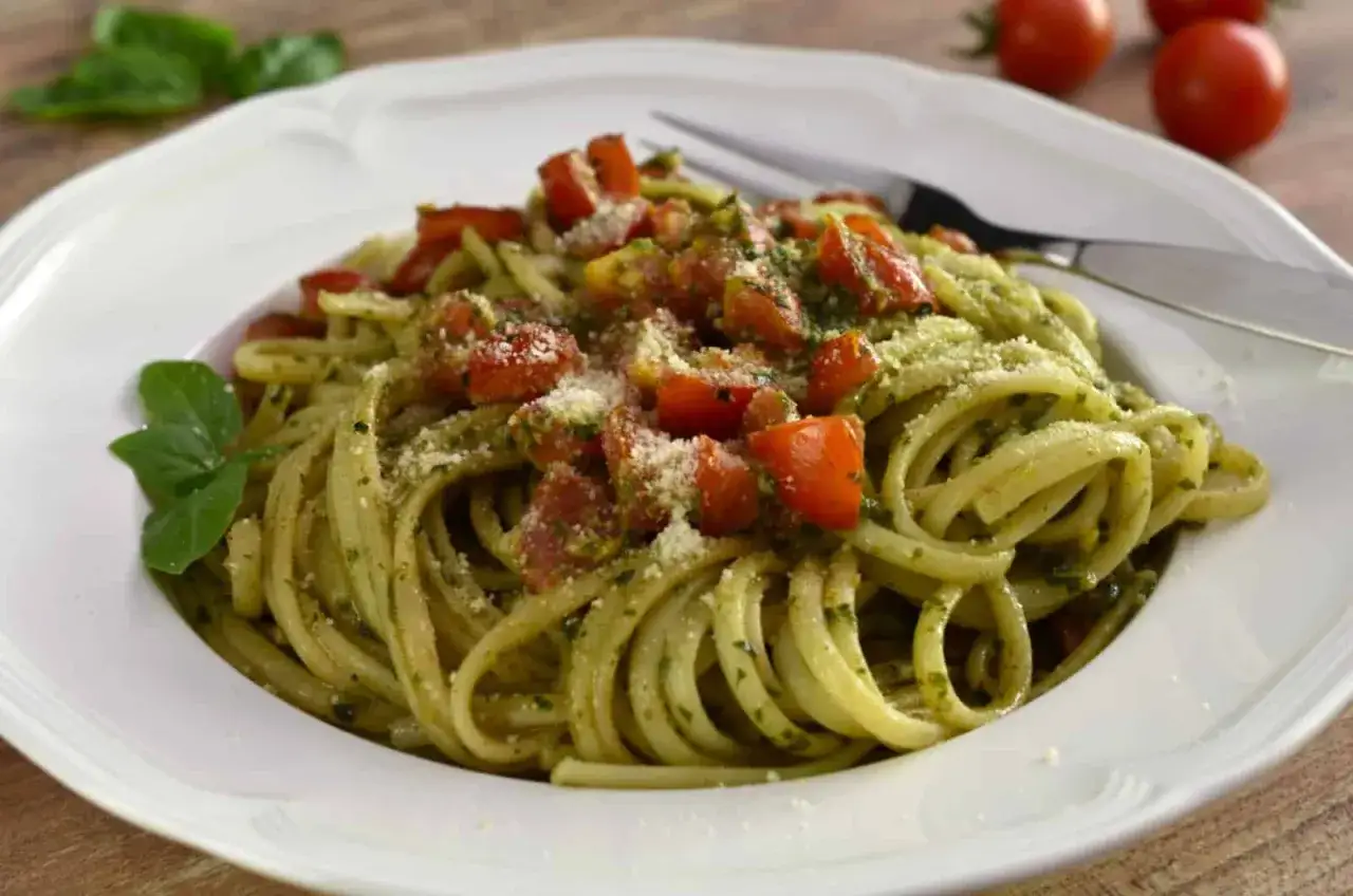 Pesto Pasta przepis: Linguine z sosem pesto, pomidorkami i parmezanem. Idealne danie na szybki obiad.