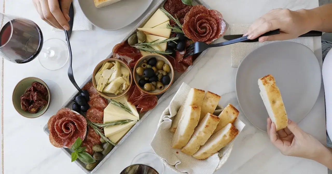 Ein köstlicher antipasti abend mit Wurst, Käse, Oliven, Artischocken und Brot.
