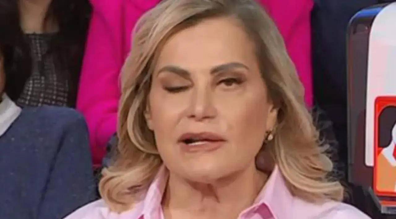 Simona Ventura, con un'espressione pensierosa, parla in TV. Si discute della sua presunta simona ventura malattia.