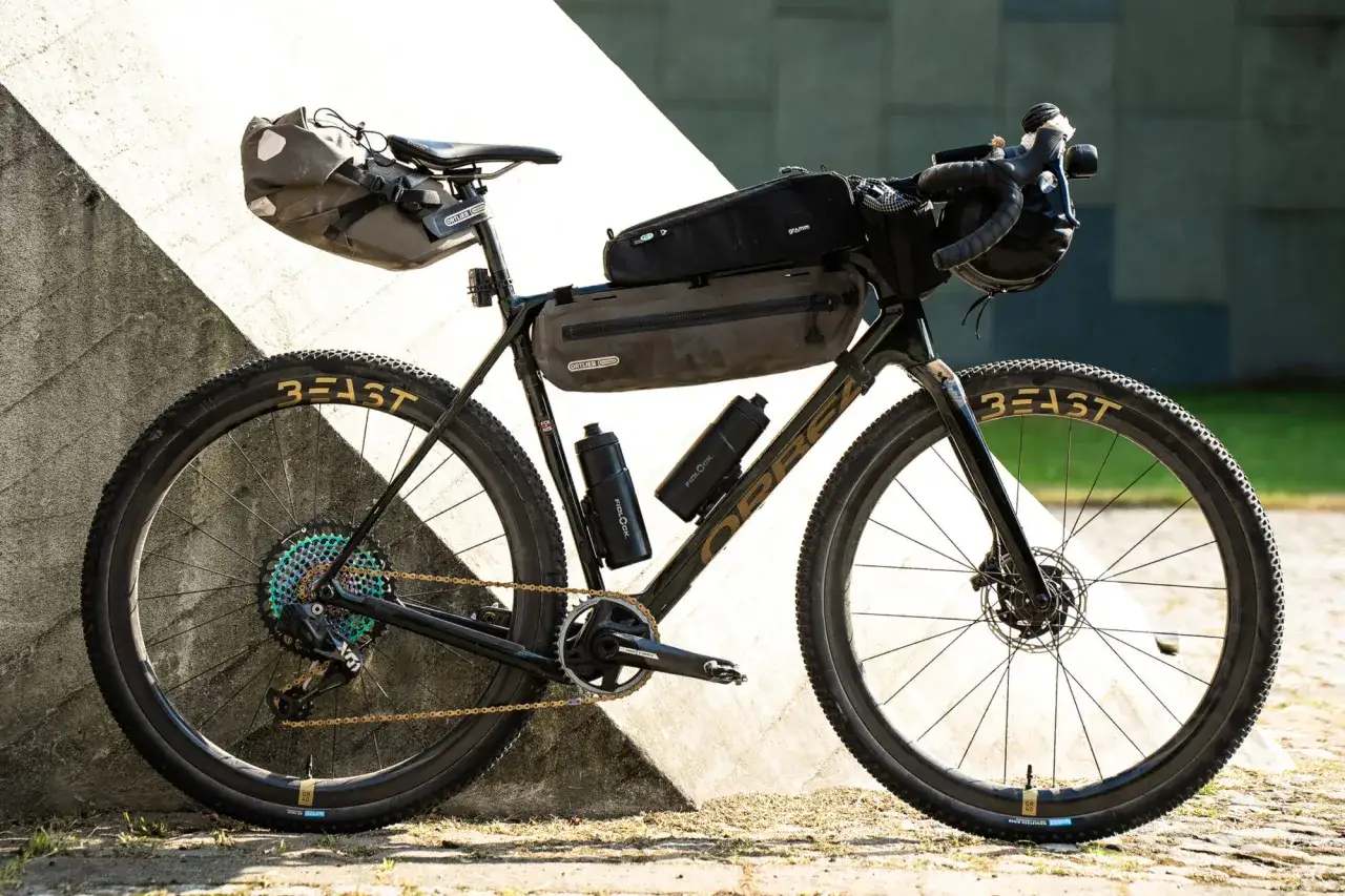 Bicicleta de gravel lista para bikepacking, con alforjas Ortlieb y bolsas de cuadro. &iexcl;Aventura en caminos de tierra!