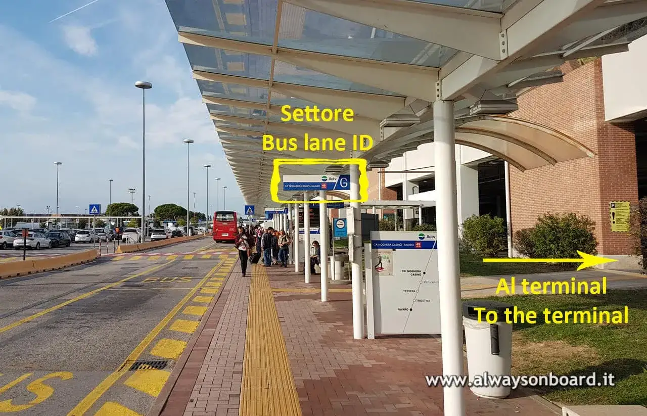 Fermata bus per l'aeroporto più vicino a Venezia. Segnale