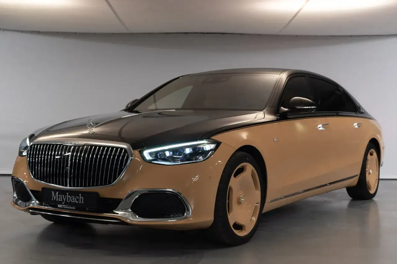 Elegancki Maybach w dwukolorowym malowaniu, z chromowanymi detalami. Poznaj jego wyjątkową maybach cena.
