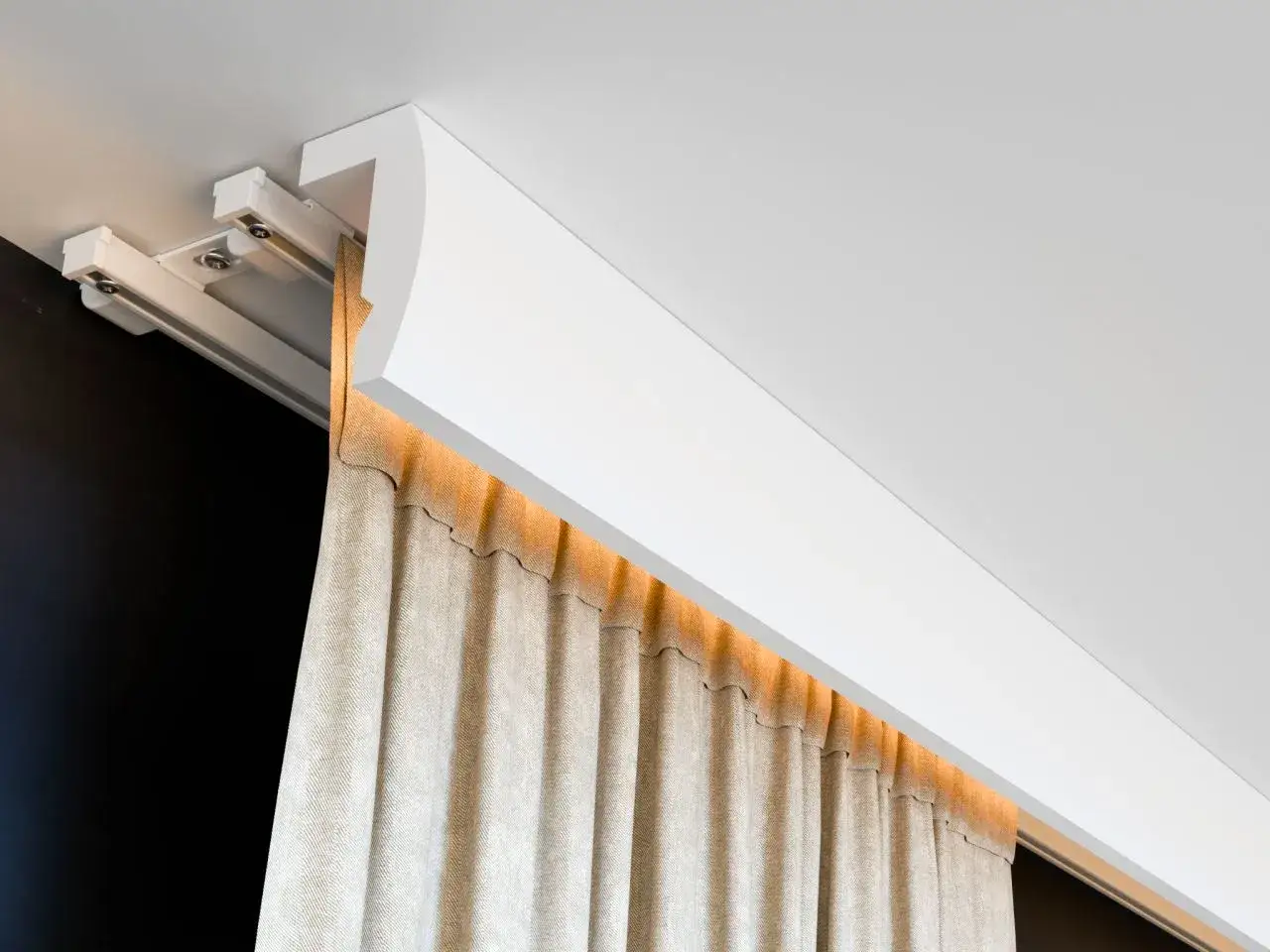 Nowoczesny karnisz ścienny podwójny z ukrytym oświetleniem LED, który pięknie podkreśla fakturę zasłon.