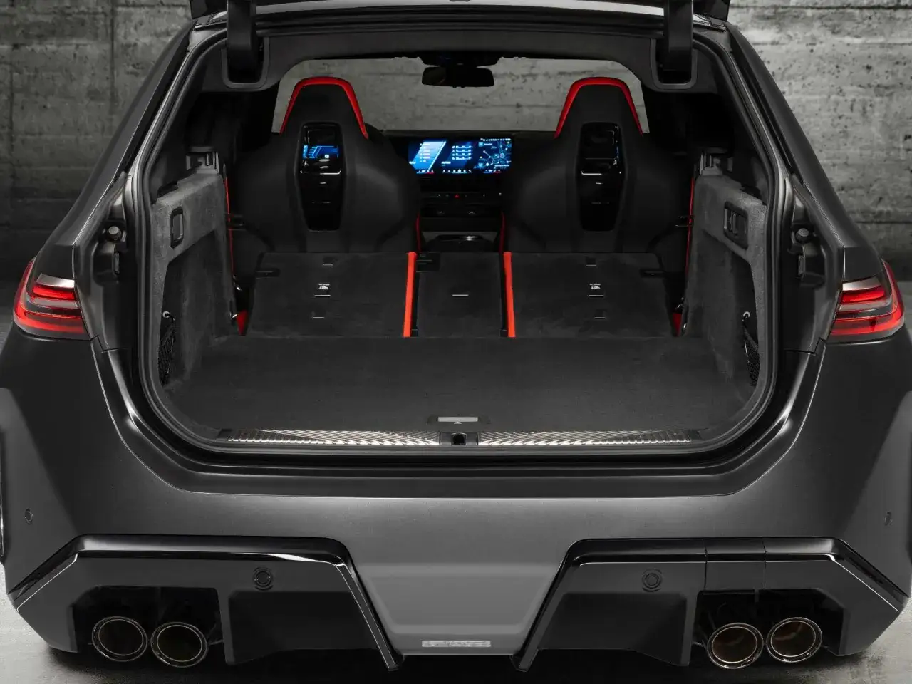 BMW M5 Touring G99 wnętrze bagażnik
