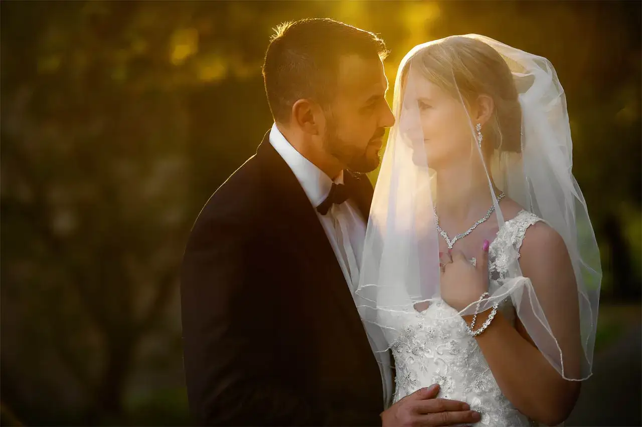 Brautpaar im goldenen Abendlicht, ein romantischer Moment. Tolle hochzeitsfotografie tipps für unvergessliche Bilder.