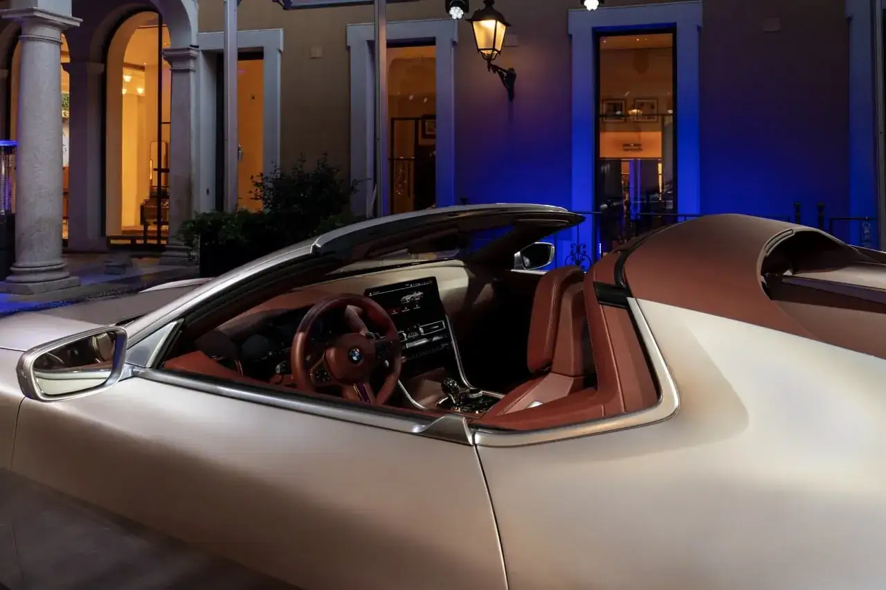 Interni lussuosi in pelle color cognac della BMW Skytop, con volante sportivo e cruscotto digitale.