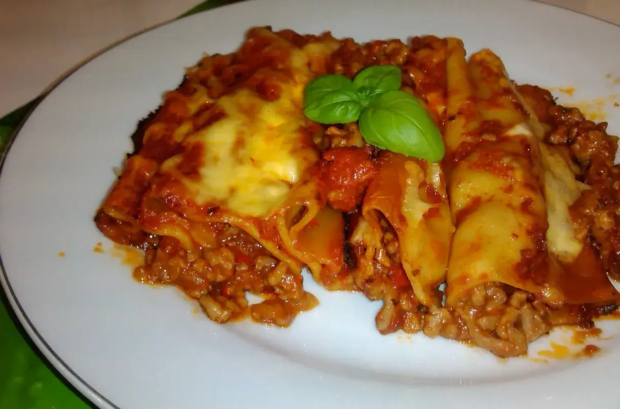 Cannelloni kontra naleśniki z mięsem: pyszne danie z makaronu, sosu pomidorowego i mielonego mięsa, zapieczone pod serem.
