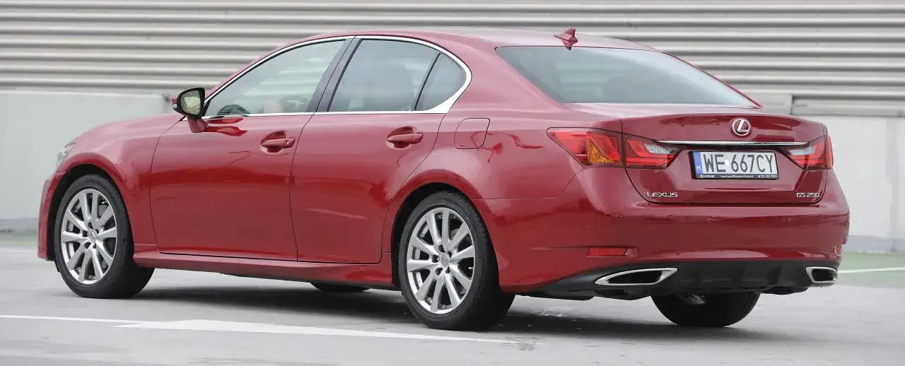 Czerwony Lexus GS 250, symbol jakości i trwałości, jeden z najbardziej niezawodnych samochodów.