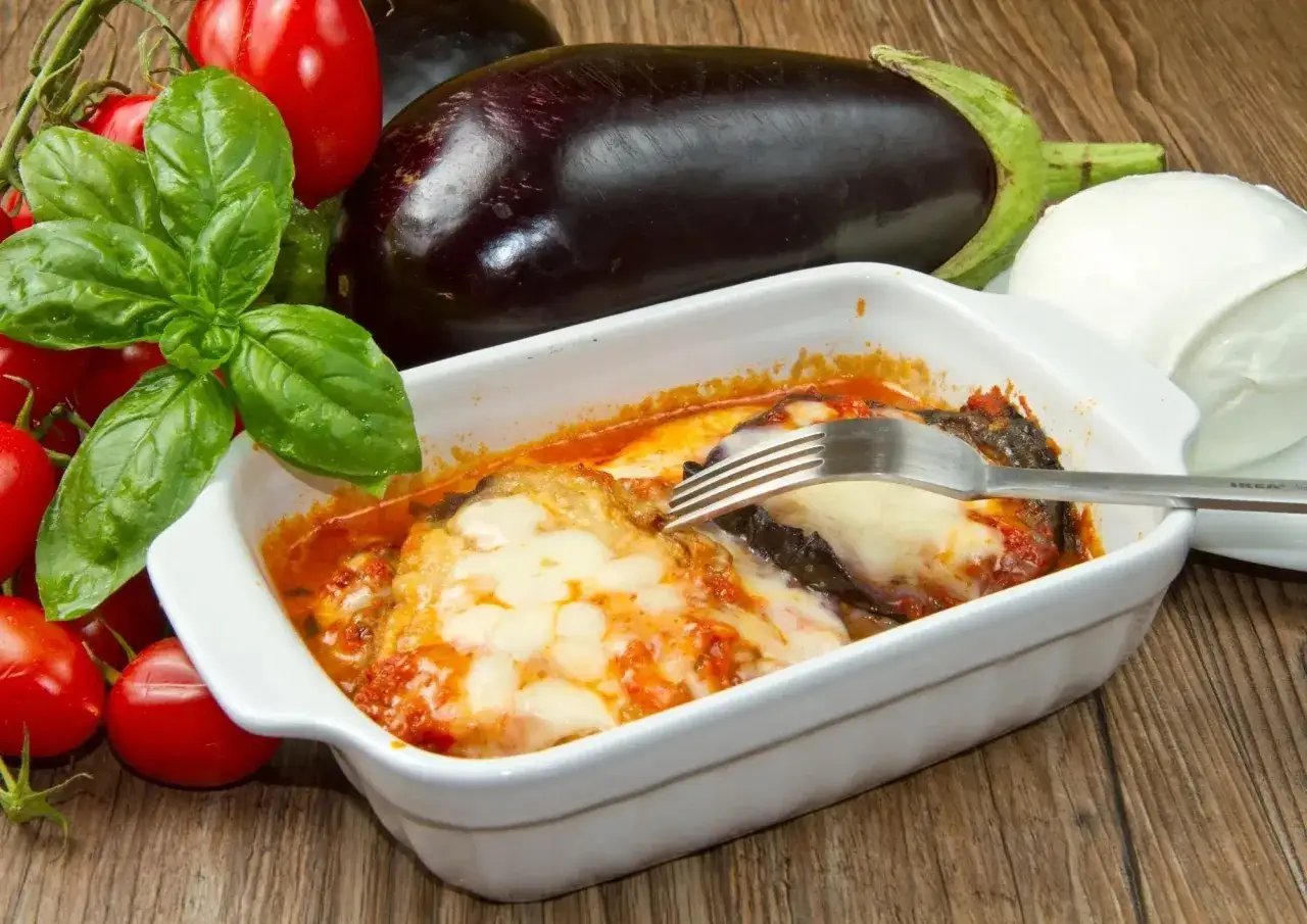 Aubergine, tomate, mozzarella au four, un plat savoureux pr&ecirc;t &agrave; &ecirc;tre d&eacute;gust&eacute;. Une recette simple et d&eacute;licieuse.