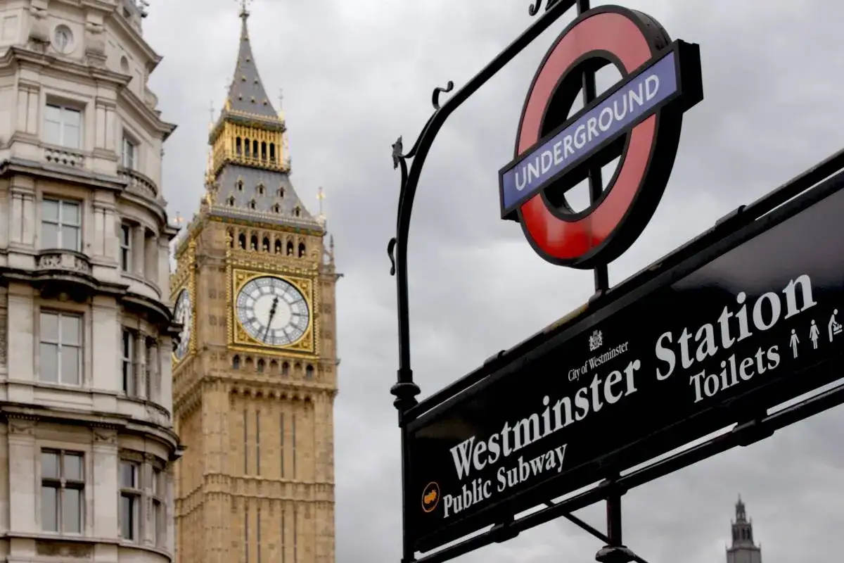 Big Ben i znak Westminster Station. Marzenie o pracy w Anglii zaczyna się od podróży metrem.