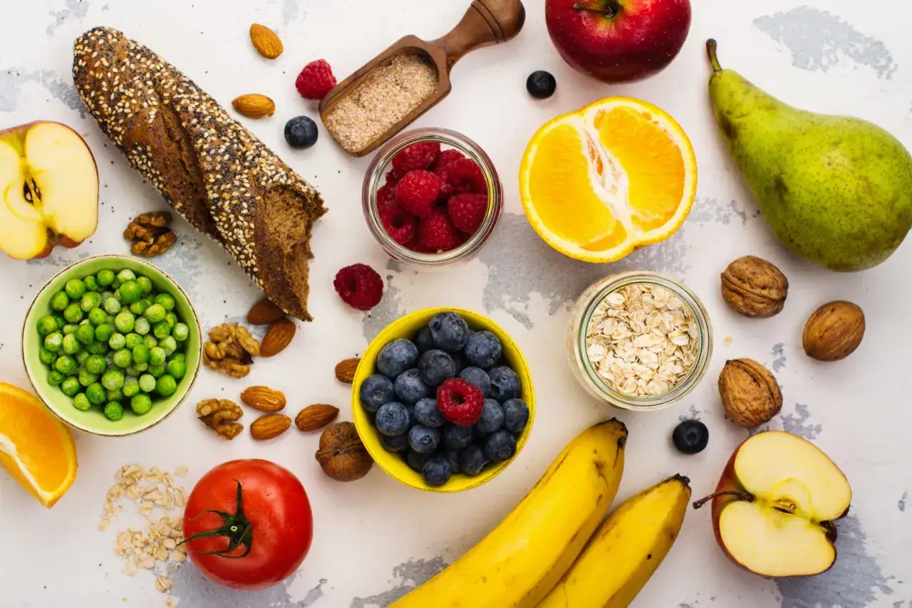 Frutta, verdura, pane integrale e frutta secca: ingredienti per un microbiota intestinale come curarlo.