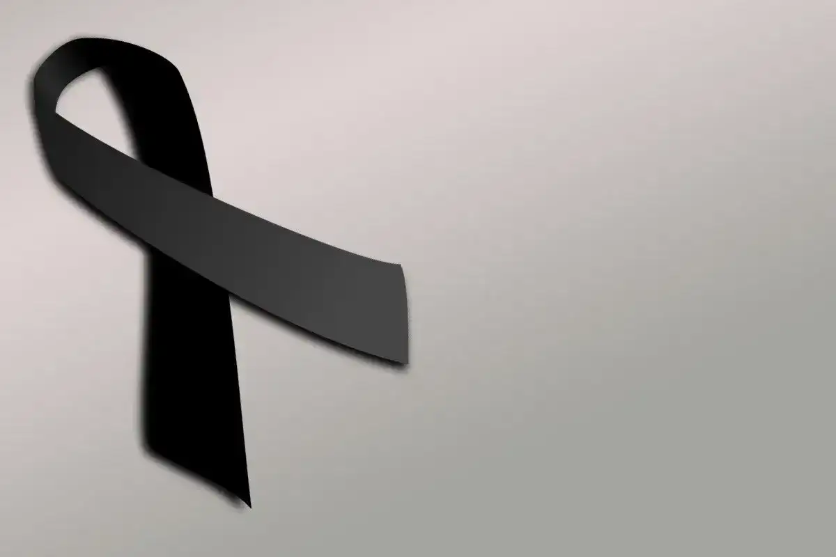 Czarna wstążka symbolizuje żałobę. Nie noś rzeczy po zmarłej osobie, pozwól odejść wspomnieniom.