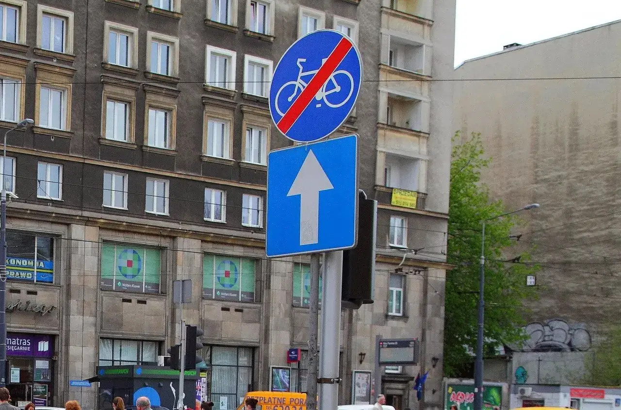 Znak drogowy jednokierunkowej drogi z zakazem ruchu rowerowego.