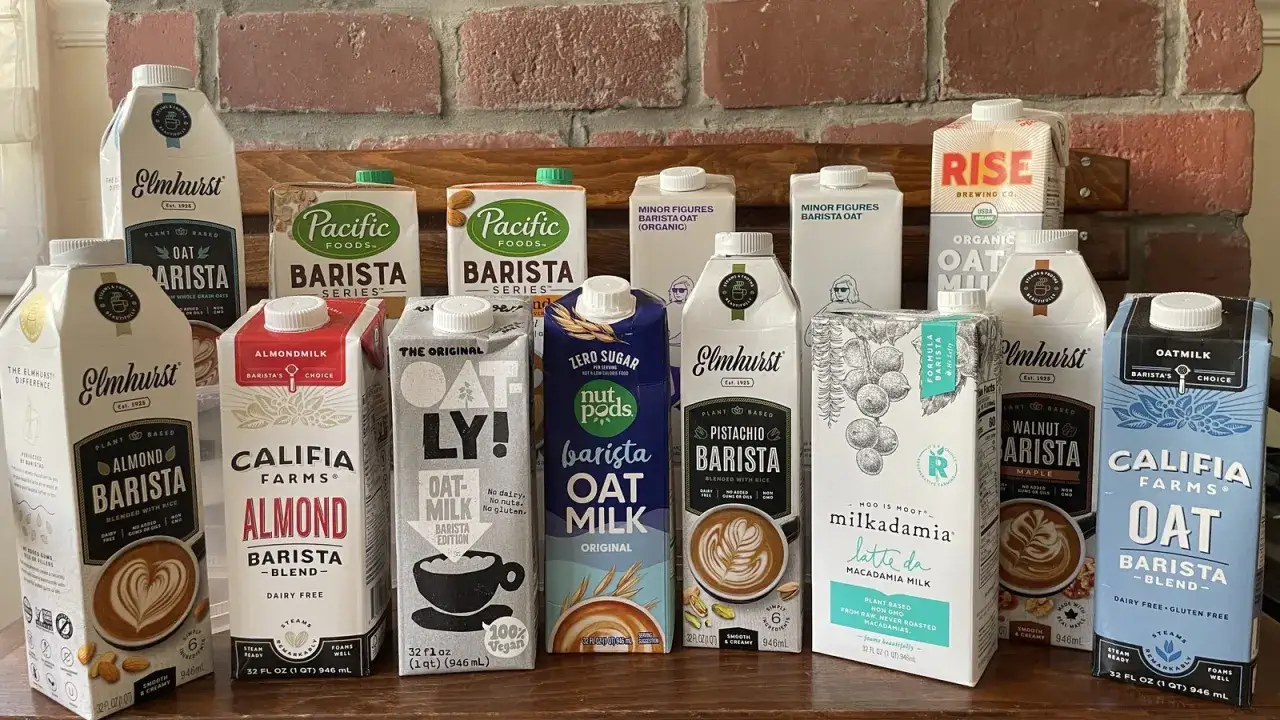 Różnorodne mleko dla baristów: owsiane, migdałowe, pistacjowe, makadamia i orzechowe. Idealne do kawy.