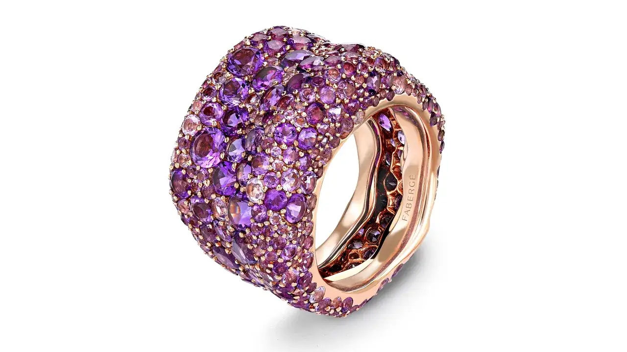 Anello Faberg&eacute; tempestato di ametista, un gioiello che, secondo alcune leggende, porta sfortuna.