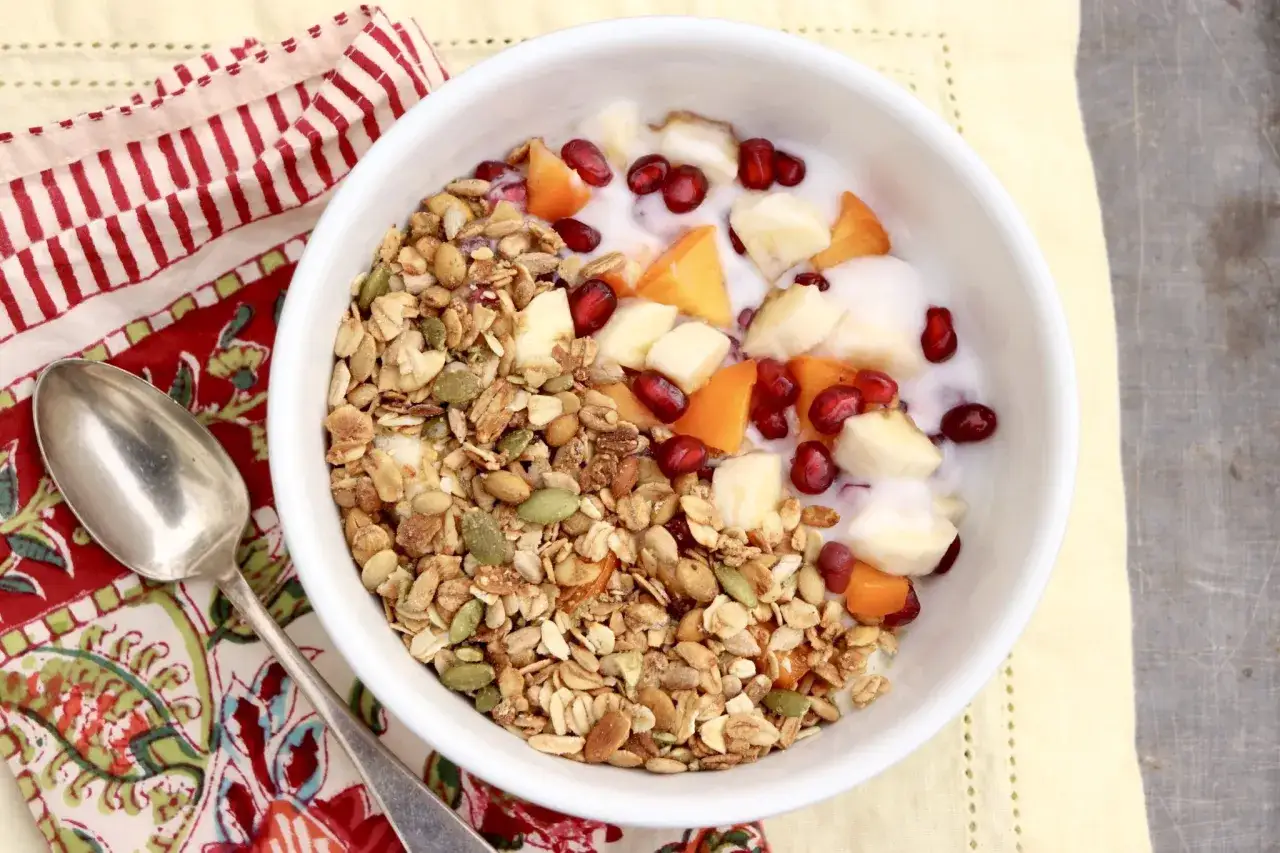 Un taz&oacute;n de muesli casero con yogur, pl&aacute;tano, granada y albaricoque.