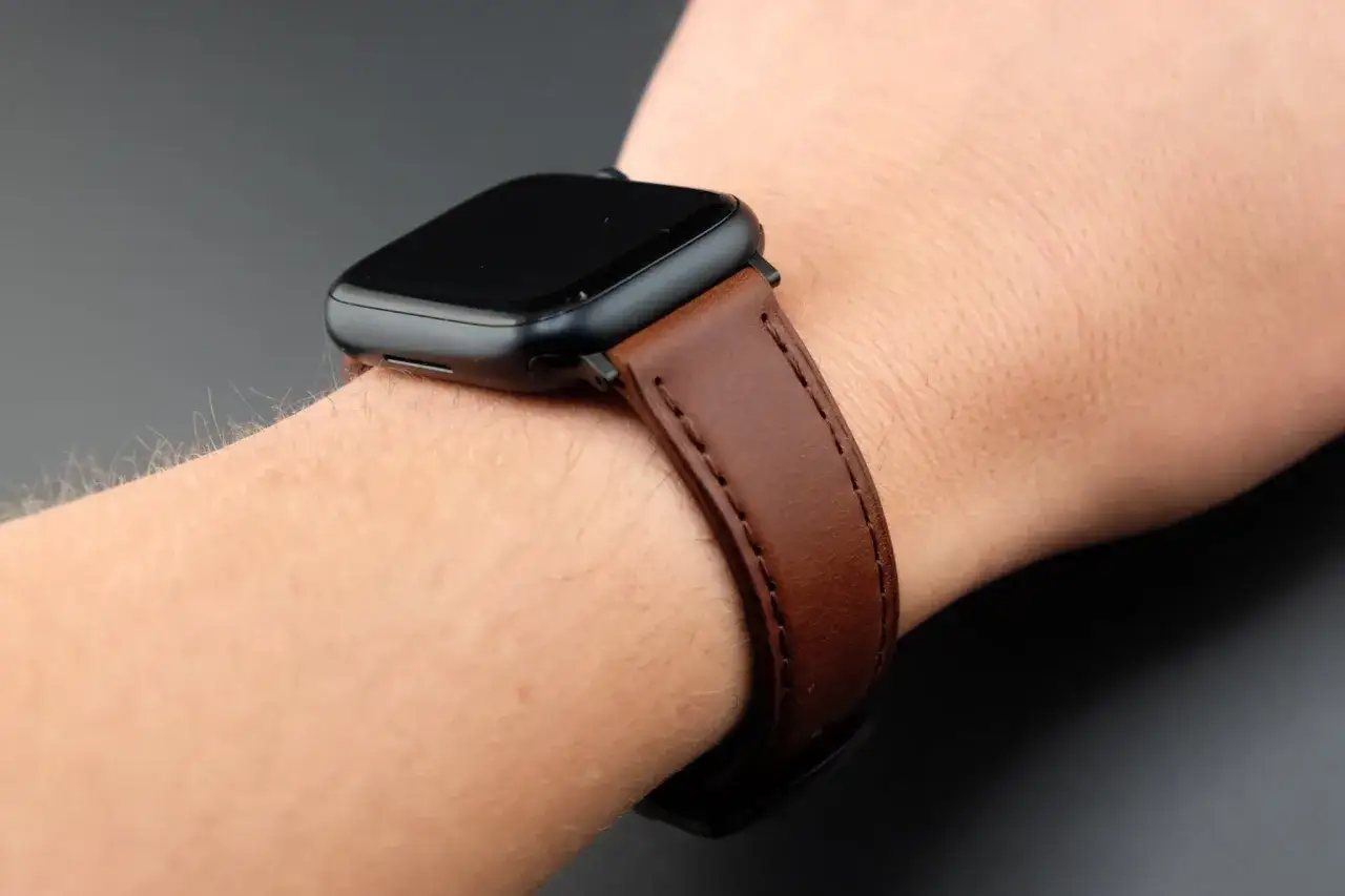 Elegancki smartwatch do garnituru z brązowym, sk&oacute;rzanym paskiem. Idealne połączenie stylu i technologii na co dzień i od święta.