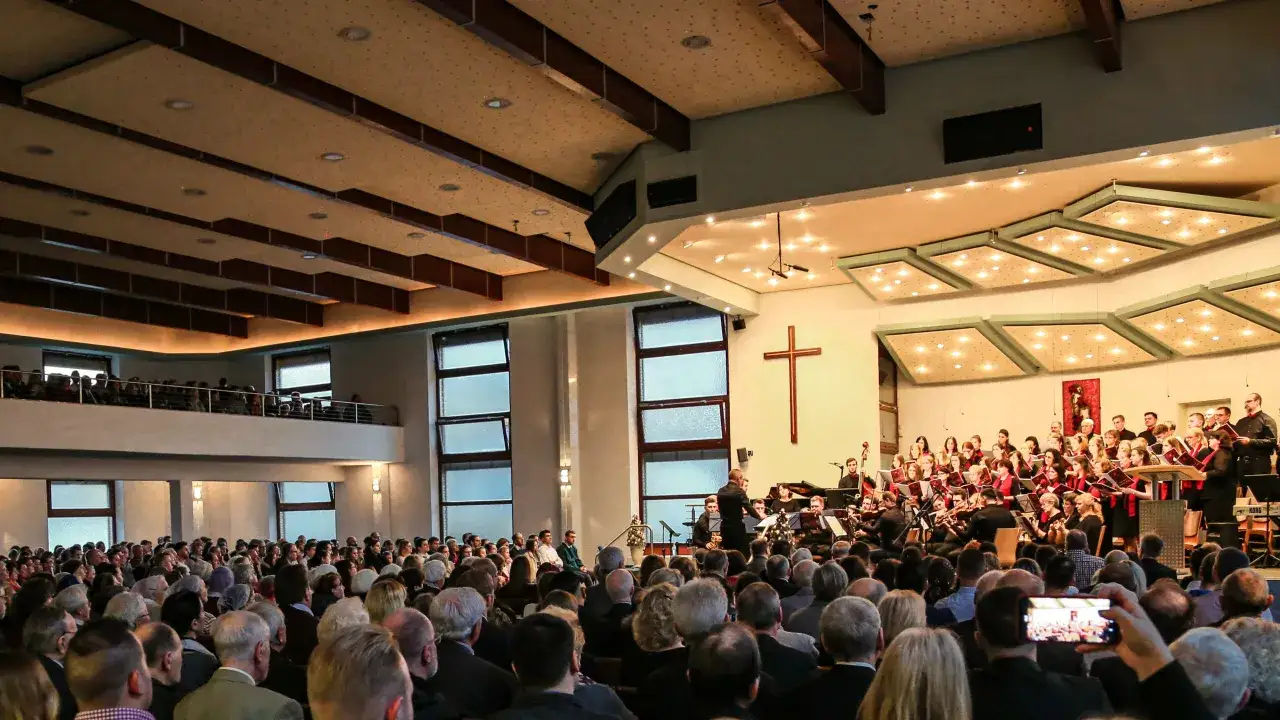 Gro&szlig;er Chor und Orchester in einer evangelischen Freikirche. Die Kritik an solchen Veranstaltungen ist vielf&auml;ltig, doch hier steht die Musik im Vordergrund.