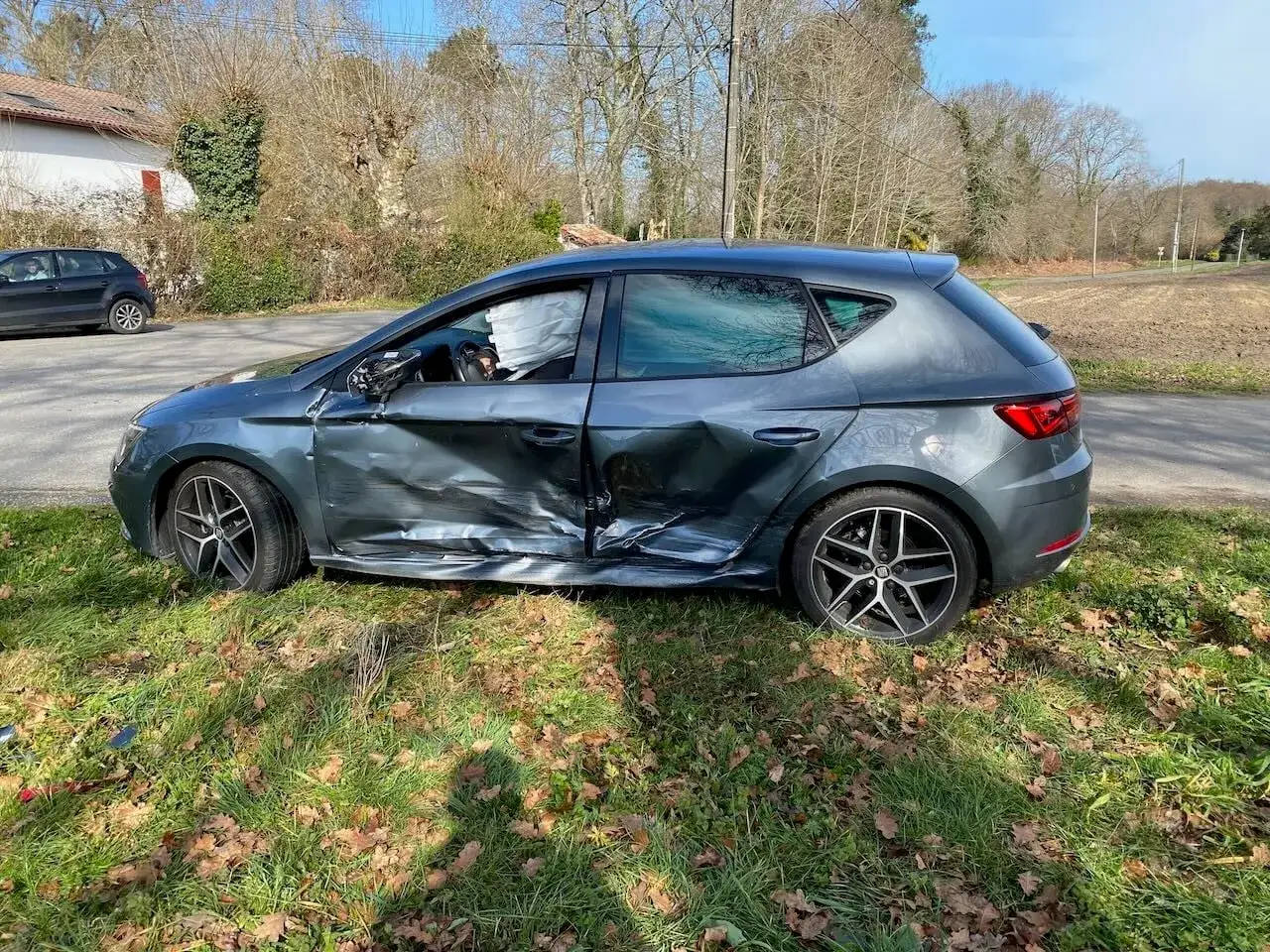 Voiture épave, portières enfoncées, airbags déployés. L'assurance devra gérer ce sinistre.