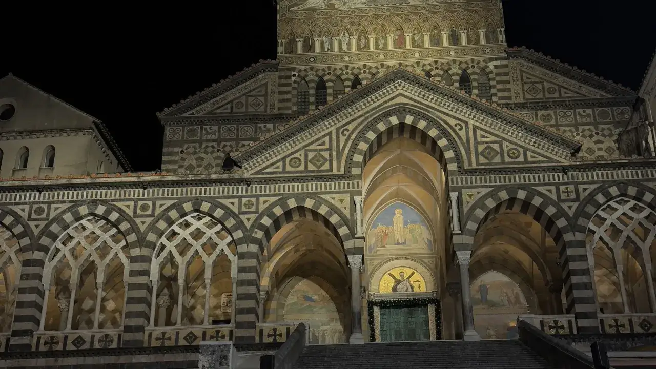Katedra w Amalfi nocą. Wspaniała architektura, mozaiki i łuki. Idealne miejsce, by zobaczyć, co oferuje Amalfi.