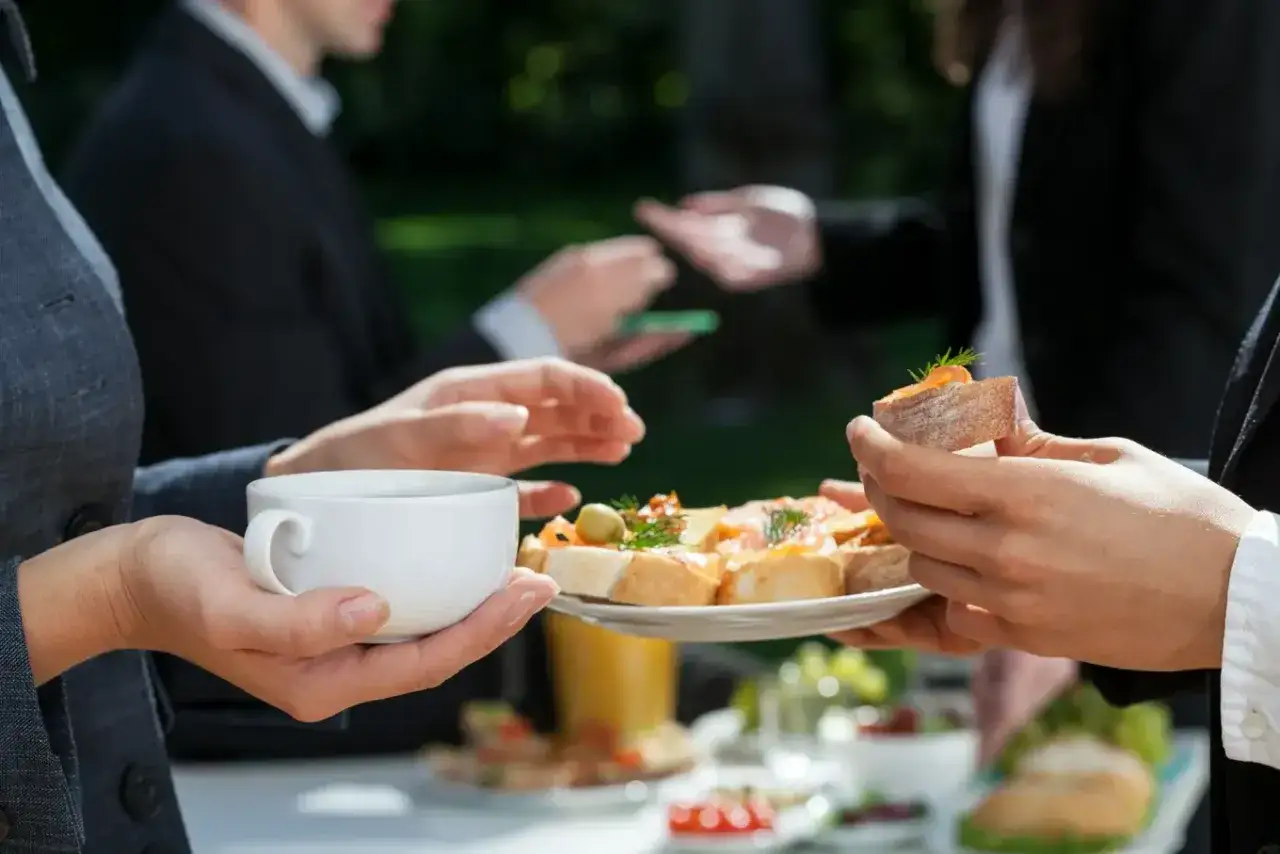 spotkanie biznesowe z cateringiem w biurze