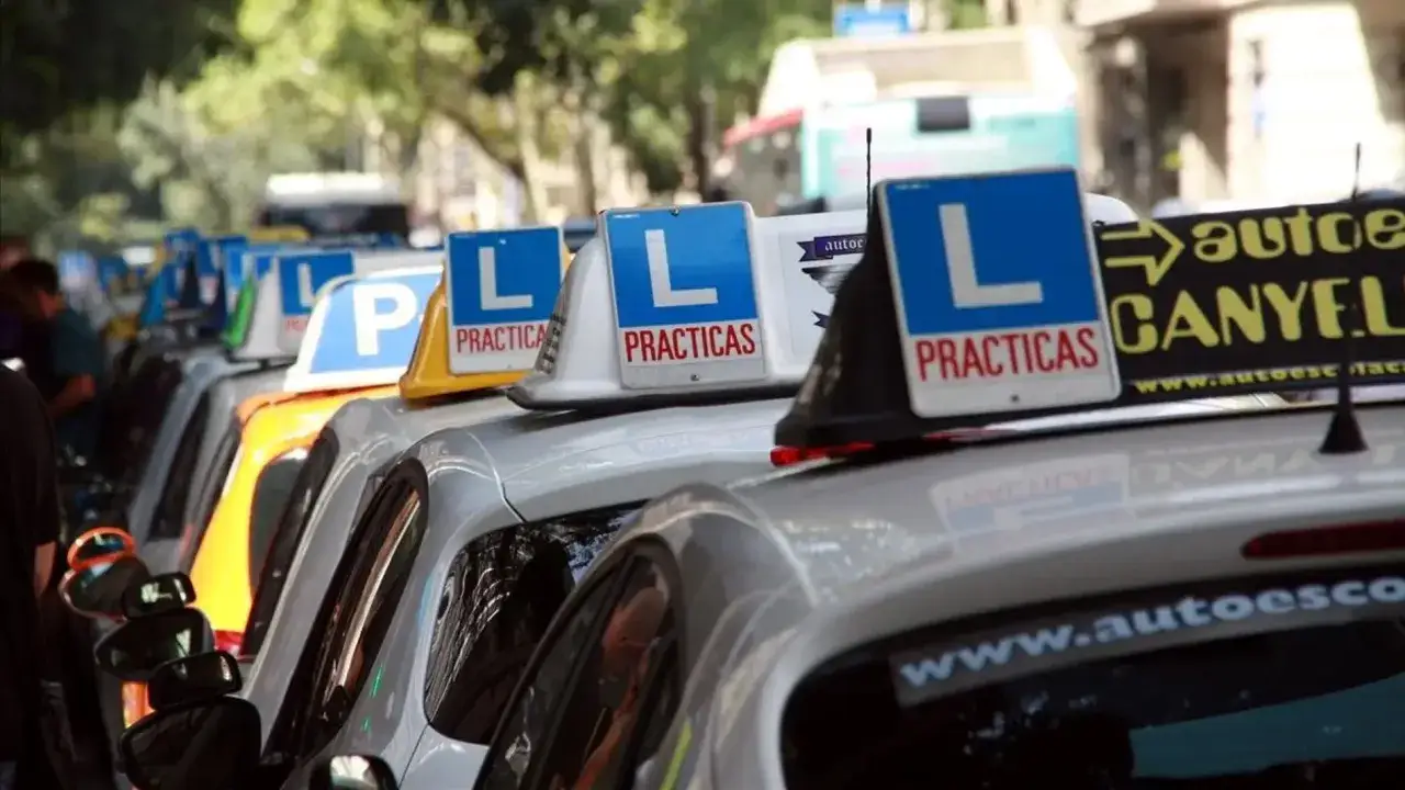 Coches de autoescuela con letreros de 