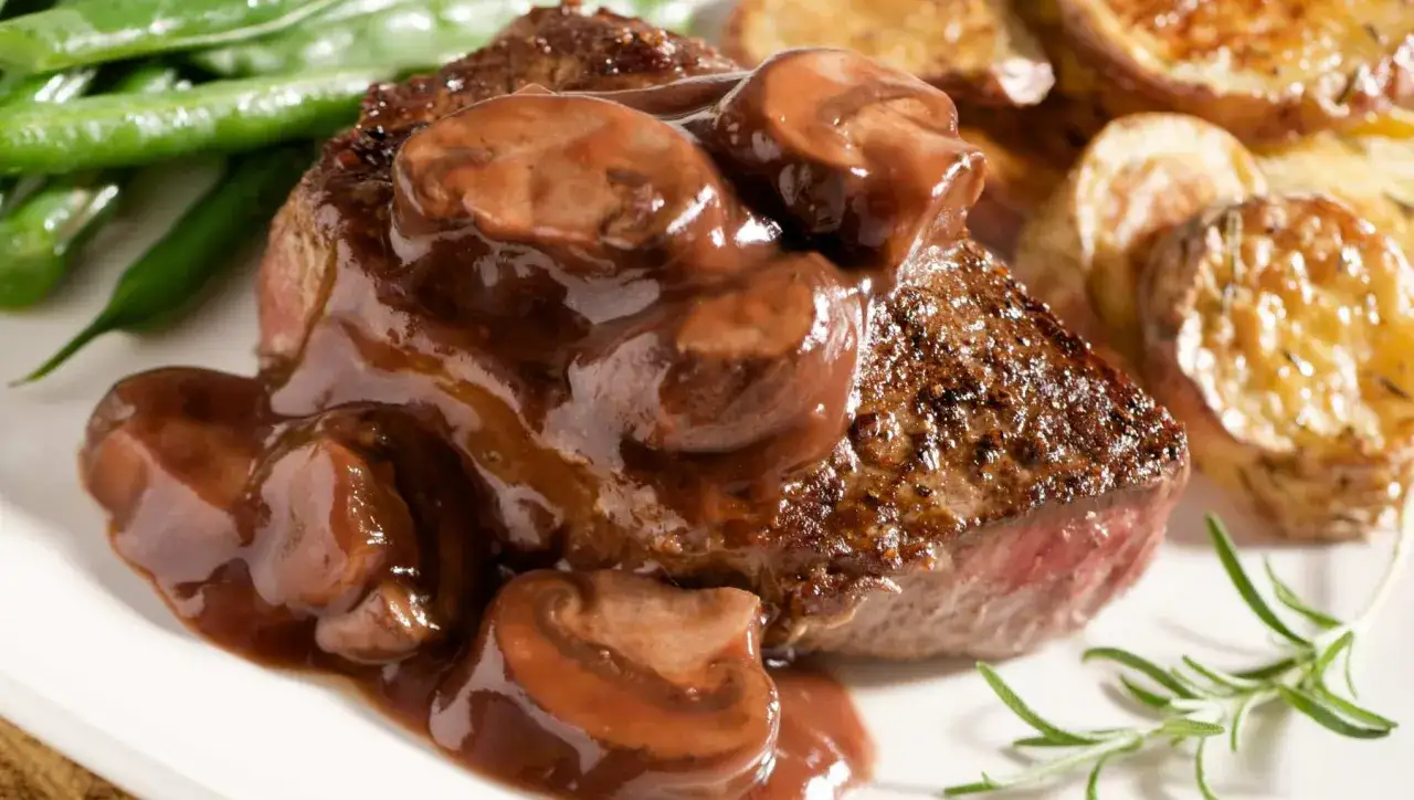 Delicioso solomillo de cerdo al Pedro Xim&eacute;nez, ba&ntilde;ado en salsa de champi&ntilde;ones, acompa&ntilde;ado de jud&iacute;as verdes y patatas asadas.