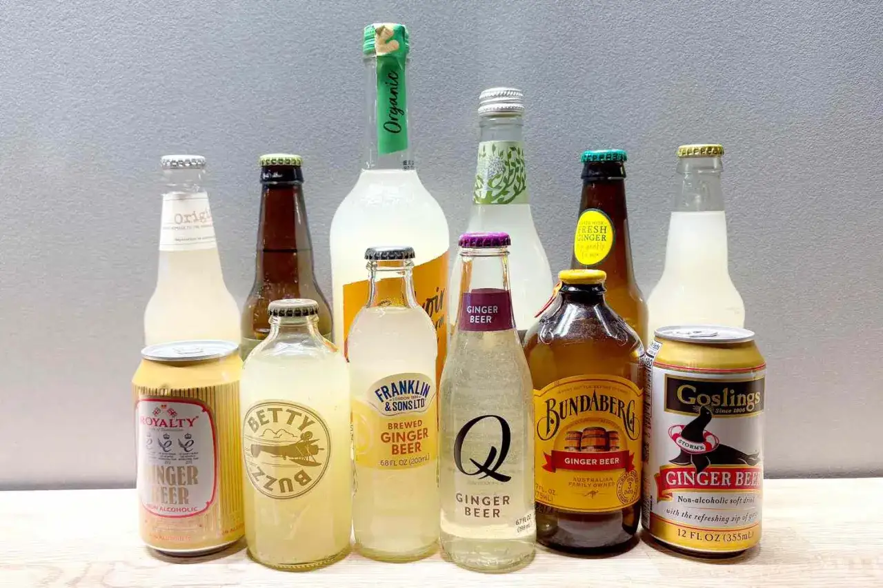 Kolekcja butelek i puszek z piwem imbirowym, w tym Bundaberg, Goslings i Franklin & Sons.