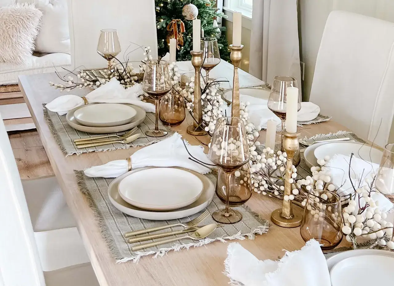 Elegant Christmas tablescape ideas with gold accents, white berries, and amber glassware create a warm, inviting holiday setting.