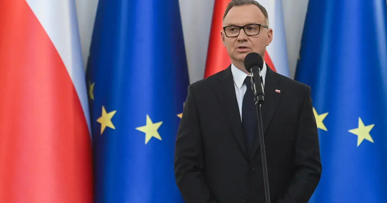 Prezydent Duda przemawia przed flagami Polski i UE. Dziś jest w centrum uwagi, mówiąc o ważnych sprawach.