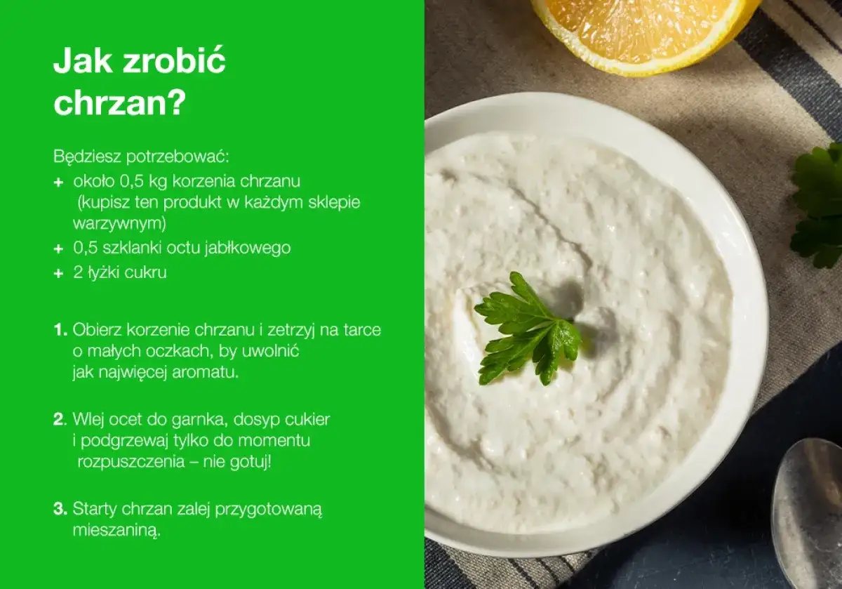 Jak przygotować chrzan? Biały, kremowy chrzan w miseczce, ozdobiony natką pietruszki. Obok plaster cytryny i łyżka.