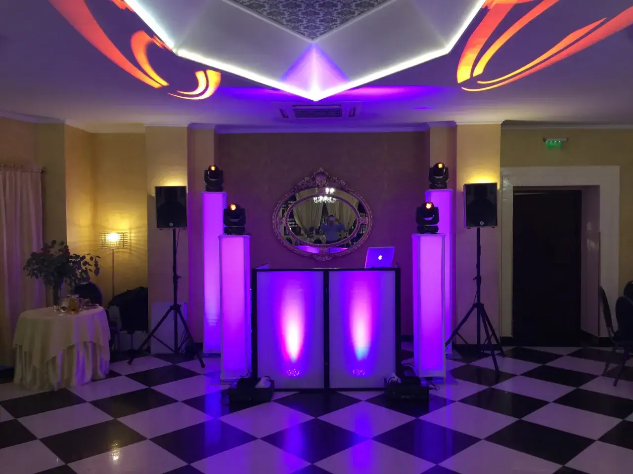 Sala weselna z DJ-em i oświetleniem. Sprawdź nagłośnienie, by uniknąć objawów złej akustyki sali.